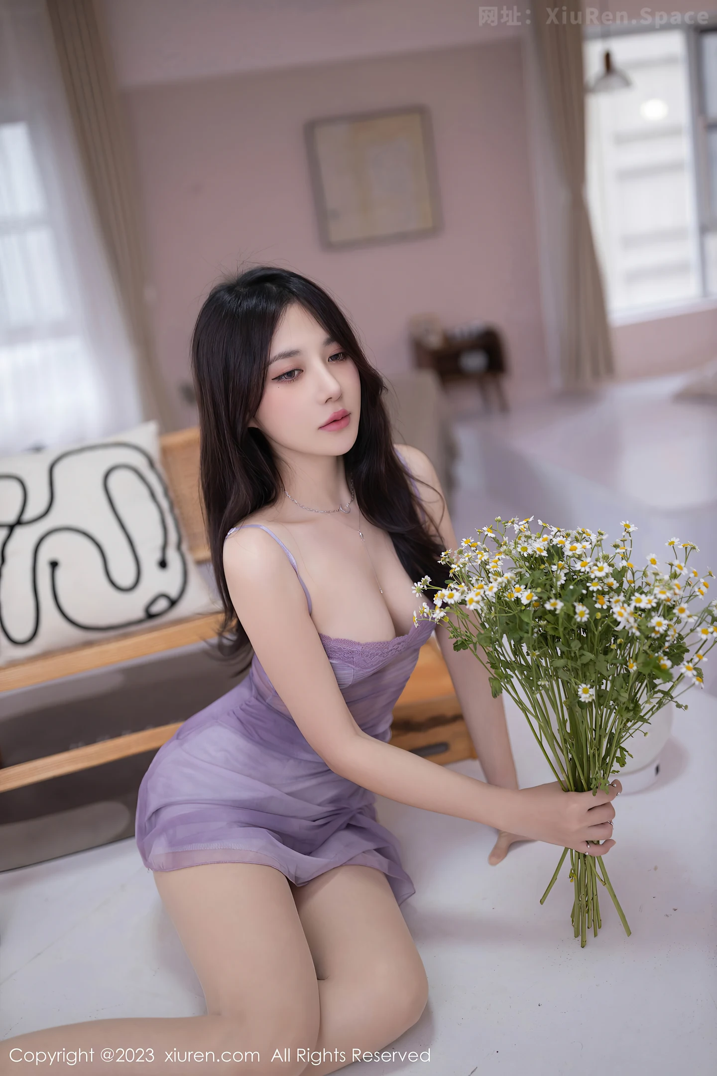 图片[3]-[XiuRen秀人网]VOL.7786 模特鱼子酱Fish性感紫色吊带连衣短裙半脱秀曼妙身姿诱惑写真80P-秀人网官方网站